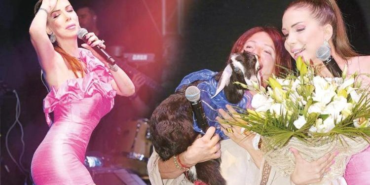 Tuğba Özerk’e İzmir konserinde sürpriz armağan