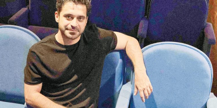 Uğur Uzunel, televizyondan kazandığını tiyatroya yatırdı