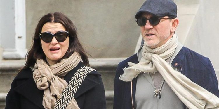 Ünlü çiftin bağı kalın perdeler altında… Düğünlerine yalnızca dört kişi katılmıştı… Kız da babasına benziyor işte!