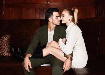 Ünlü çiftin boşanacağı sav edilmişti… Çıkardığı alyans parmağına geri döndü: Sahnede karısı için aşk müziği söyledi