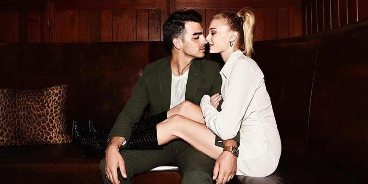 Ünlü çiftin boşanacağı sav edilmişti… Çıkardığı alyans parmağına geri döndü: Sahnede karısı için aşk müziği söyledi