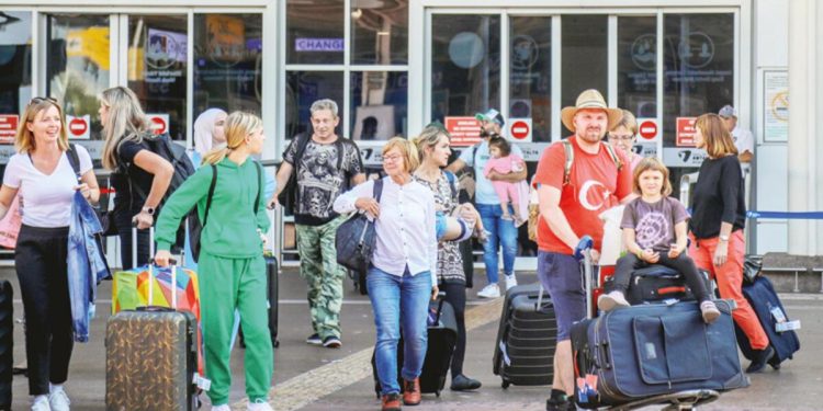 Yedi ayda 30 milyonu aşkın turist geldi