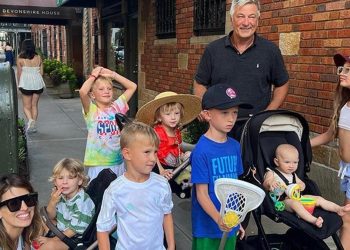 Yedi çocuklu ünlü çift daima birlikte sokağa çıktı, gören şaşkına döndü: Tam bir çeteye benzedik!