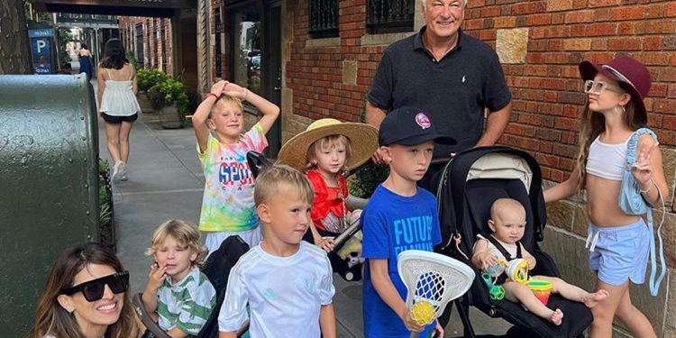 Yedi çocuklu ünlü çift daima birlikte sokağa çıktı, gören şaşkına döndü: Tam bir çeteye benzedik!