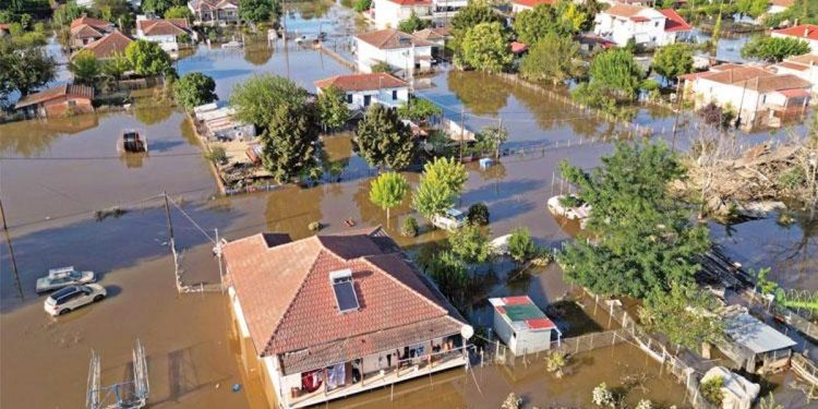 Yunanistan’da sel askeri üssü de vurdu