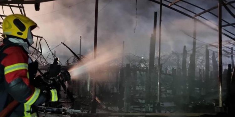 Yüzen çarşı alev alev yandı! Tayland’dan vahim imgeler…