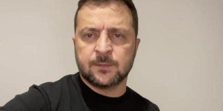 Zelenski duyurdu: Rusya yardım vazifelilerinin aracını vurdu