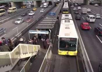 1 Ekim metrobüs seferleri çalışıyor mu? Küçükçekmece durağında kaza! İşte metrobüs seferlerinde son durum…