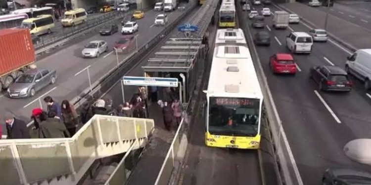 1 Ekim metrobüs seferleri çalışıyor mu? Küçükçekmece durağında kaza! İşte metrobüs seferlerinde son durum…