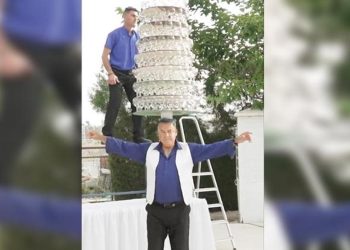 319 bardakla dans rekoru