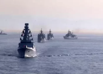 Türk donanmasından boğazda 100’üncü yıla özel tarihi geçit töreni