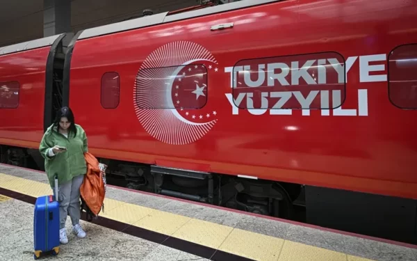 YHT 100. yıla özel kostümle sefere çıktı