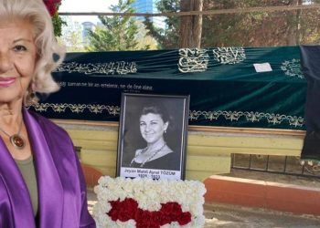 “Annem, tiyatro topluluğuna küskün gitti”  Jeyan Mahfi Ayral Tözüm’e veda