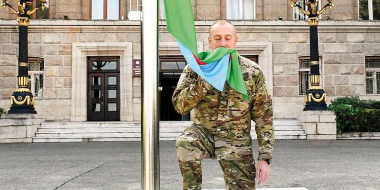 Azerbaycan bayrağı Hocalı ve Hankendi’de göndere çekildi