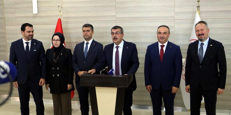 Bakan Tekin: Zelzele sebebiyle bin 583 okul tekrar yapıldı