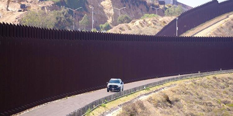 Biden’dan göç siyasetinde geri adım… Meksika hududundaki duvar uzatılacak