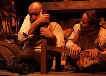 Bombardıman altında hayat gayreti