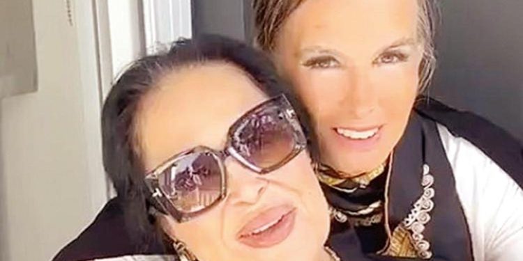 Cumhuriyet  bayanları Türkan Şoray ile Filiz Akın buluştu