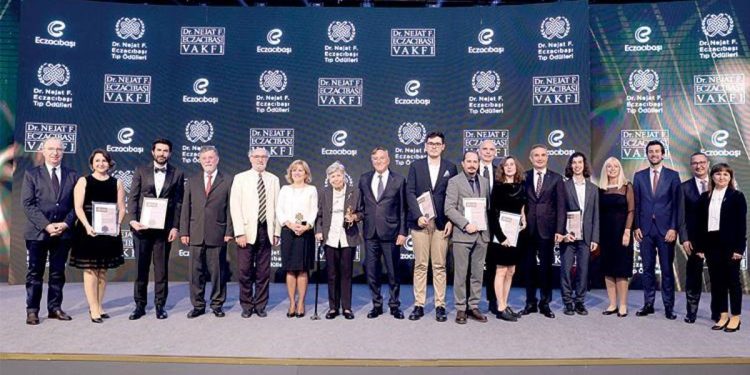 Eczacıbaşı Tıp Onur Mükafatı Prof. Dr. İmran Özalp’e verildi