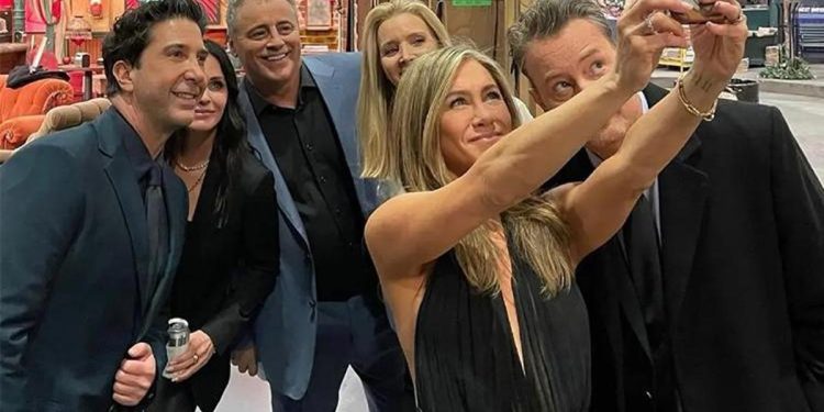 Friends yıldızlarından Matthew Perry’nin vefatının akabinde birinci açıklama: O bizim dostumuz değil ailemizdi  