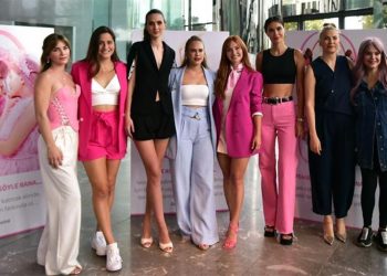 Göğüs Kanseri Farkındalık Standı için kamera karşısına geçtiler