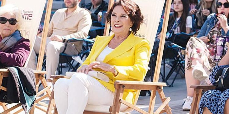 Hülya Koçyiğit sevenleriyle buluştu