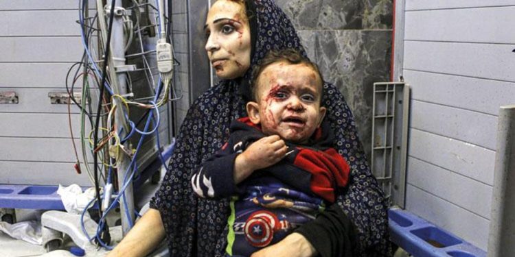 İsrail hastane hücumlarını yasallaştırmaya çalışıyor