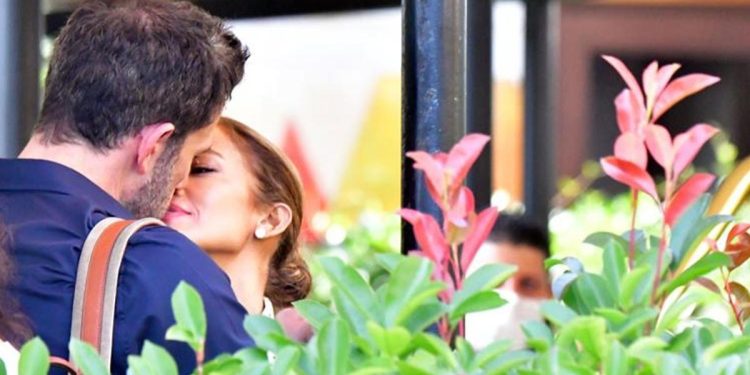 Kıskançlık ateşi… Eski karısıyla sarmaş dolaş görüntülendi, yeni karısına kendini bu türlü savundu: Kızma! O artık benim kız kardeşim!