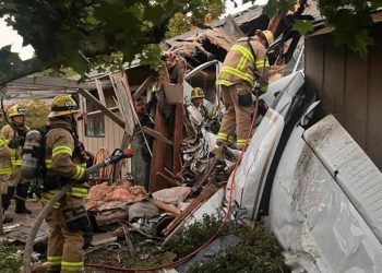 Küçük uçak konutun üzerine düştü