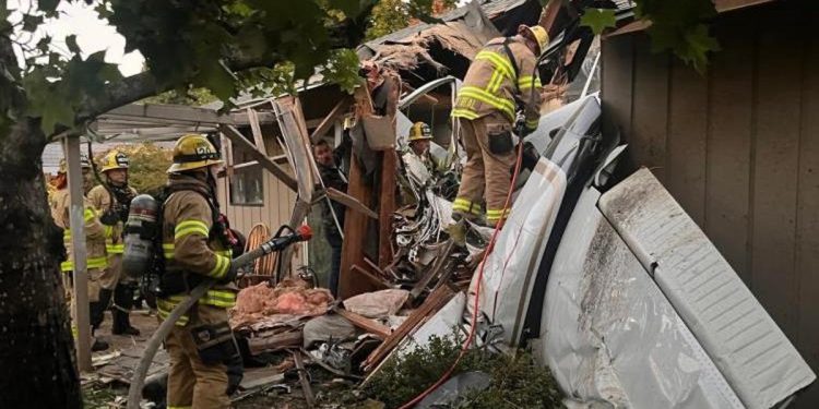 Küçük uçak konutun üzerine düştü