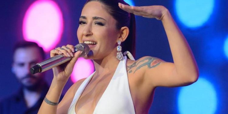 Melek Mosso’dan nikâh sonrası manalı konser