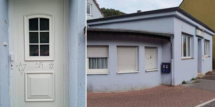 Nahoş saldırı! Almanya’da caminin kapısına gamalı haç ve Davut yıldızı çizildi