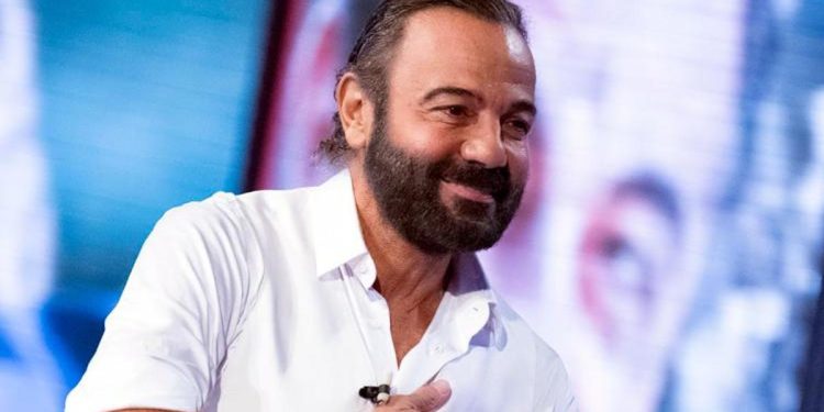 Oyuncu Kerem Alışık İtalyanca şiirle mest etti