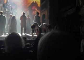 Sefiller müzikalini basıp pankart açtılar