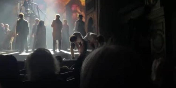 Sefiller müzikalini basıp pankart açtılar