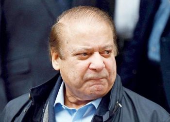 Sürgündeki Pakistan önderi ülkesine döndü