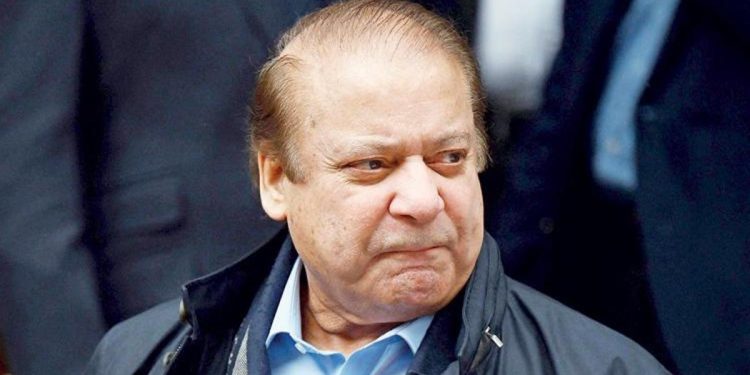 Sürgündeki Pakistan önderi ülkesine döndü