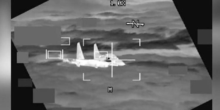 Tansiyonu yükseltecek hamle! Çin jeti, ABD bombardıman uçağına 3 metre yaklaştı