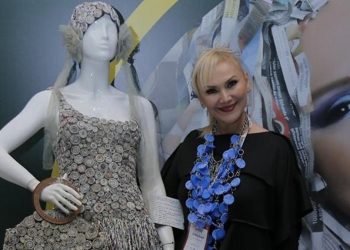 Ünlü sanatçı poşetten gelinlik tasarladı