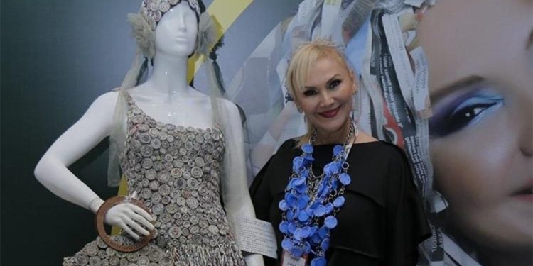 Ünlü sanatçı poşetten gelinlik tasarladı