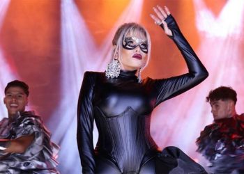 Yağmur altında Süperstar