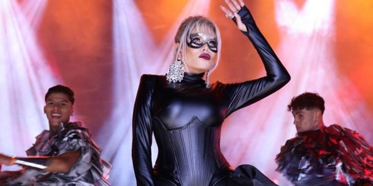 Yağmur altında Süperstar