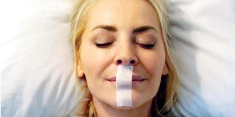 Yeni trend uyurken ağzı bantlamak… Yararlı mı tehlikeli mi