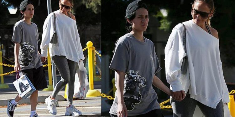 Yıldızlar da pazara gider… Anne kız el ele alışverişte