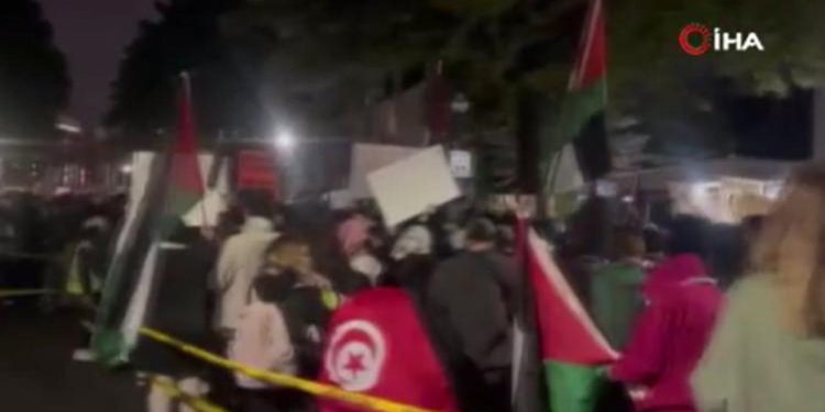 Yüzlerce Filistinli gitti…  Washingtonn Büyükelçiliği önünde “ateşkes” daveti