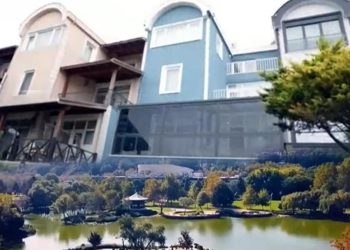 90’lı yılların efsane ismi üç katlı villasının kapılarını açtı!