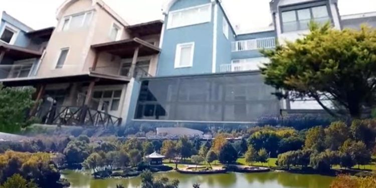 90’lı yılların efsane ismi üç katlı villasının kapılarını açtı!