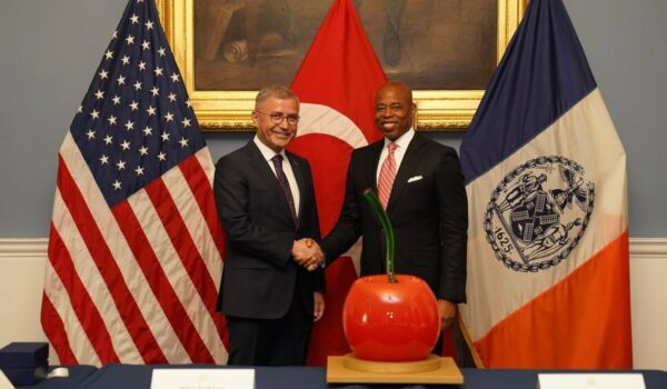 New York Belediye Başkanı Eric Adams, FBI’ın göz hapsine girdi