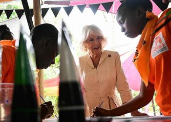 Alışverişte parası bitti… Kraliçeler de pazarlık yapar…