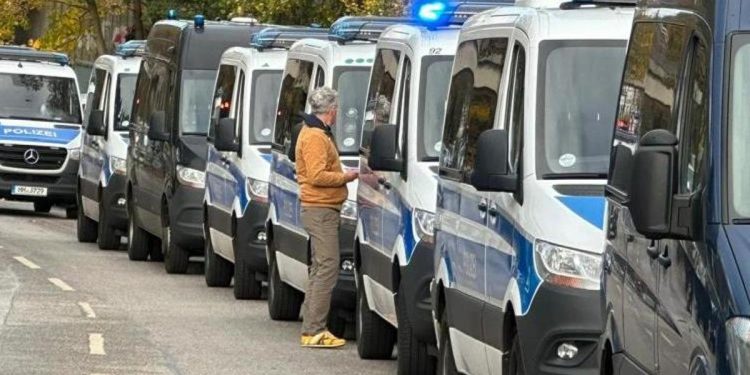 Almanya’yı ayağa kaldıran olay: Öğretmene silahlı tehdit